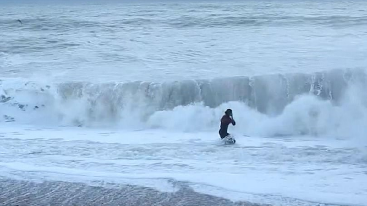 Βίντεο: Η δραματική στιγμή που γυναίκα βουτά στα άγρια κύματα για να σώσει το σκύλο της